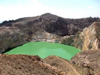Danau Kelimutu pagi hari