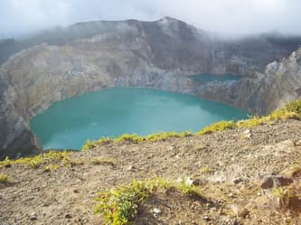 Pemandangan dari puncak Kelimutu