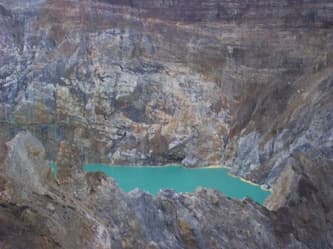 Wisatawan di Kelimutu